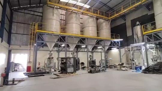 Central industrial automatizada com silos e equipamentos de ensacamento