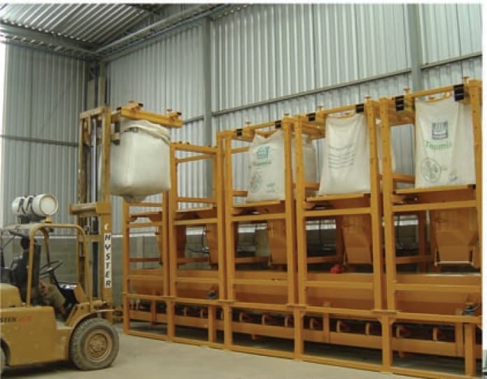 Estação industrial para descarga e dosagem de big bags